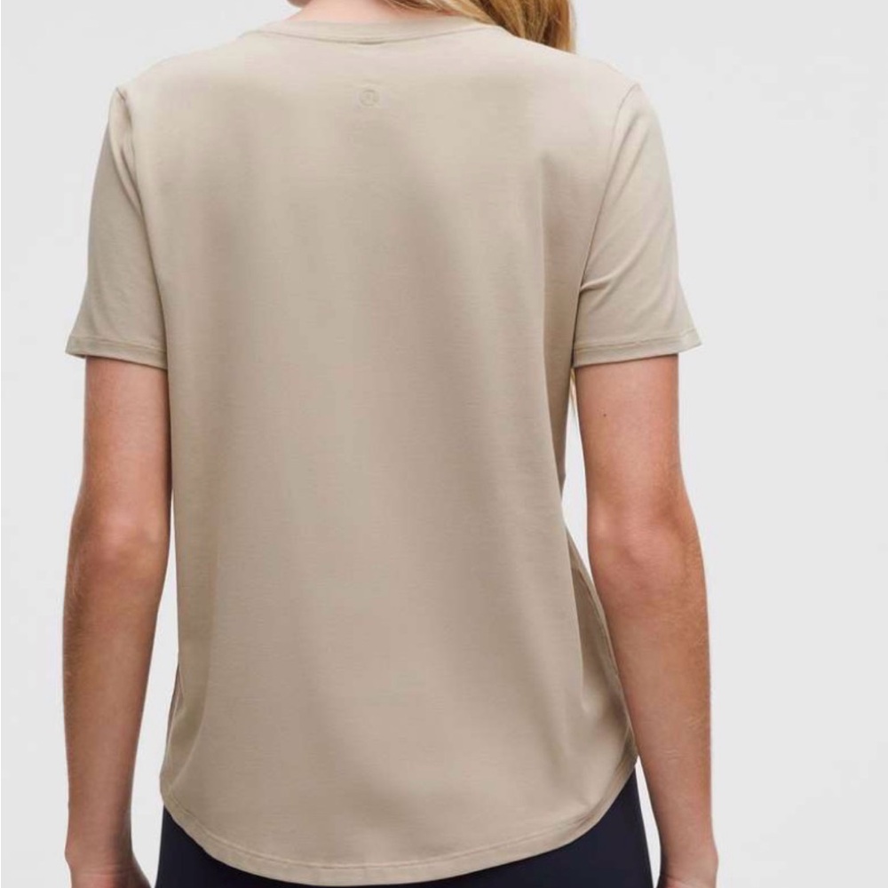 Lululemon Love Curved Hem Crew Neck Women’s T Shirt in Sheer Oak